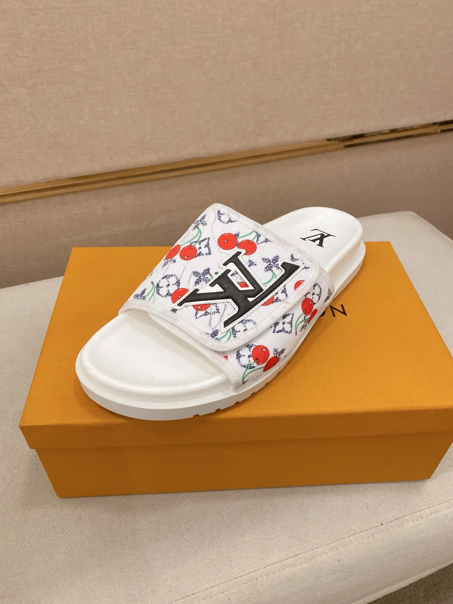 Men's shoes💰: 320💰Made by LV🔍Top purchasing agent, men's spring and summer slippers are available at the same counter. The uppers are made of cowhide imported from Italy, with logo graphics and high-quality craftsmanship. Soles: original soles specially provided by the original factory. Exclusive molded soles are super comfortable. Original goods with single order, 🔍🔍high quality, you can enter and exit the counter at will. Welcome to compare, code number 38-44. Can be customized45